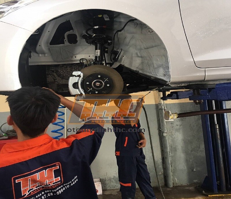 ve-sinh-gam-xe-Mazda-3