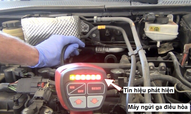 Kiem-tra-ro-ri-ga-dieu-hoa-o-to-bang-may-ngui