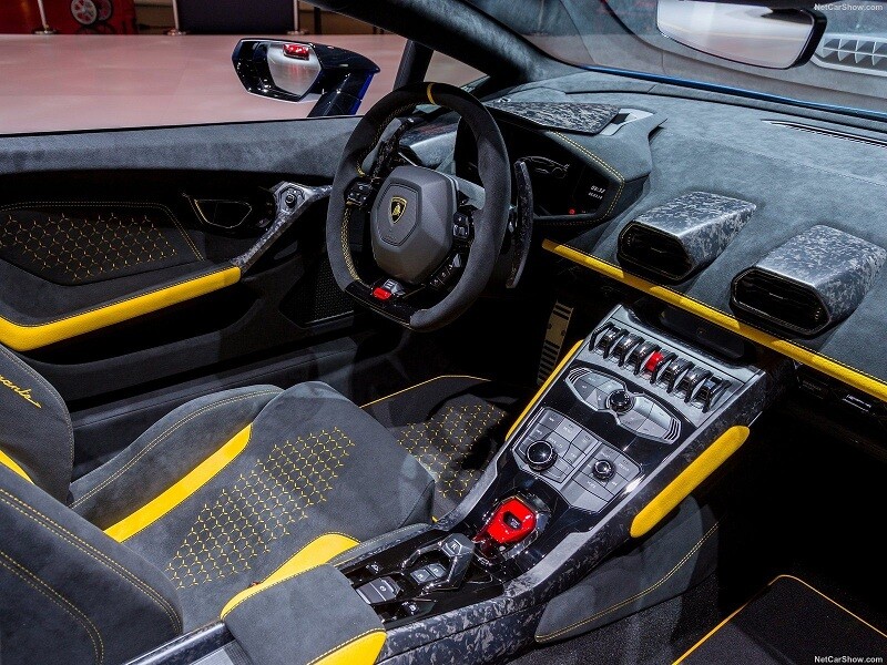 Noi-that-xe-Lamborghini-Huracan-Spyder